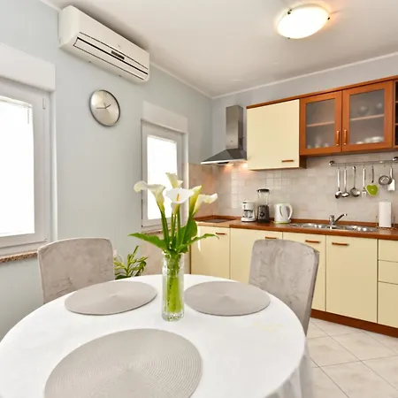 Nevina 1230 Apartment